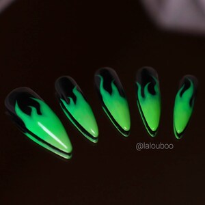 Flame Wall Hand-Painted Press-On Nails