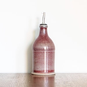 Keramische kleine fles, olieschenker in glanzend rood
