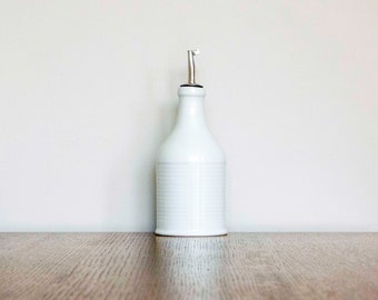 Small bottle, Oil Pourer in glossy white