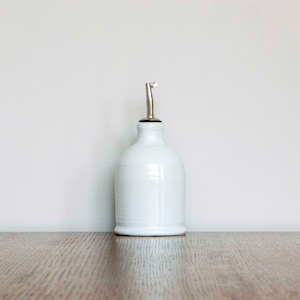 Small bottle, Oil Pourer in glossy white