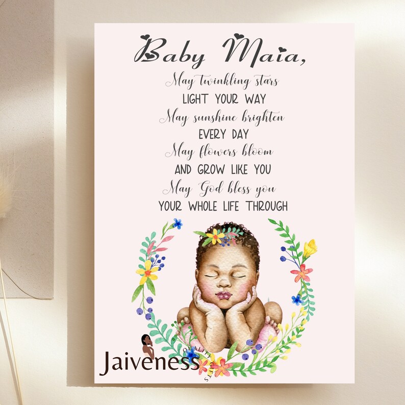 Puede incluir: Una ilustraci&oacute;n de acuarela de una ni&ntilde;a beb&eacute; con una corona de flores, durmiendo con las manos debajo de la barbilla. La ilustraci&oacute;n est&aacute; rodeada de una corona de flores y hojas. El texto "Baby Maia, May twinkling stars LIGHT YOUR WAY May sunshine brighten EVERY DAY May flowers bloom AND GROW LIKE YOU May God bless you YOUR WHOLE LIFE THROUGH Jaiveness" est&aacute; escrito debajo de la ilustraci&oacute;n.