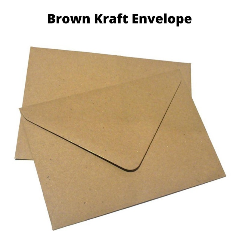 Peut inclure: Deux enveloppes en papier kraft brun empil&eacute;es l'une sur l'autre. L'enveloppe du dessus est pli&eacute;e pour montrer le rabat.