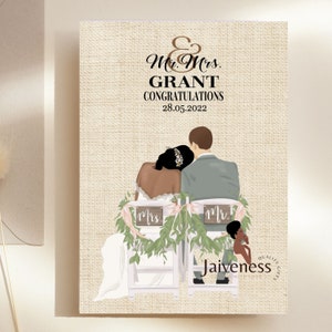 Peut inclure: Une carte de mariage avec un fond en toile de jute repr&eacute;sentant une illustration de dessin anim&eacute; d'un couple noir assis sur des chaises d&eacute;cor&eacute;es de verdure et de fleurs. Le texte sur la carte est "Mr. & Mrs. GRANT CONGRATULATIONS 28.05.2022" et "Jaiviness Quality Gifts".