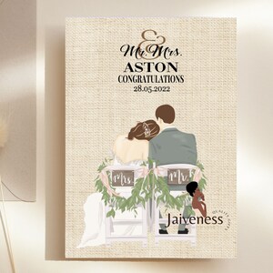 Peut inclure: Une carte de mariage avec un fond en toile de jute repr&eacute;sentant une illustration de dessin anim&eacute; d'une mari&eacute;e et d'un mari&eacute; assis sur des chaises d&eacute;cor&eacute;es de verdure et de pancartes indiquant "Mr." et "Mrs.". Le texte sur la carte est "Mr. & Mrs. Aston F&eacute;licitations 28.05.2022" et "Jaiveness Quality Gifts".