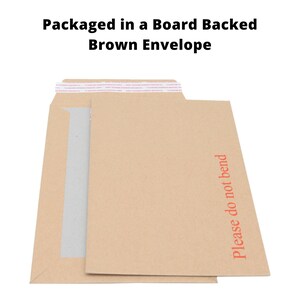 Peut inclure: Une enveloppe brune avec un dos en carton. L'enveloppe a une &eacute;tiquette blanche avec le texte "Veuillez ne pas plier" imprim&eacute; en rouge.