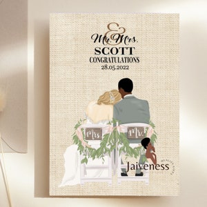 Peut inclure: Une carte de mariage avec un fond en toile de jute repr&eacute;sentant une illustration de dessin anim&eacute; d'une mari&eacute;e et d'un mari&eacute; assis sur des chaises avec de la verdure et des pancartes indiquant "Mr." et "Mrs.". Le texte sur la carte est "Mr. & Mrs. SCOTT CONGRATULATIONS 28.05.2022" et "Jaiviness Quality Gifts".