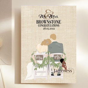 Peut inclure: Une carte de mariage avec un fond en toile de jute repr&eacute;sentant une illustration de dessin anim&eacute; d'une mari&eacute;e et d'un mari&eacute; assis sur des chaises avec de la verdure et des rubans roses. Le texte sur la carte est "Mr. & Mrs. Brownstone F&eacute;licitations 28.05.2022".