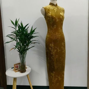 手作りの金色のチャイナドレス | 豪華な中国の結婚式のお祝いのチャイナドレス | 手刺繍のブライダルドレス | カスタム仕立てのイブニングバンケットガウン