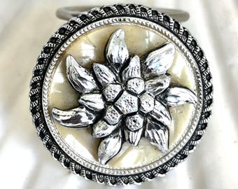 Vintage Edelweiß Schal Ring, silberfarbener Perlmutt Clip, W-Germany