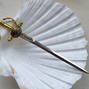 Abrecartas con forma de espada de Portugal, adorno vintage en miniatura de cuchillo de metal y latón, accesorio de escritorio retro, decoración de oficina, regalo para él