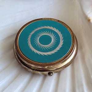 Blauwgroen en gebeitelde cirkels turquoise pillendoosje, vintage rond 3 compartimenten medicijnopberger voor medicijnen, draagtas draagbare reisdrughouder