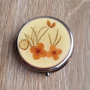 Bloemen Pillendoosje met 3 vakken, vintage ronde Beje vitaminehouder, etuis draagbare medicijndoos voor medicijnen