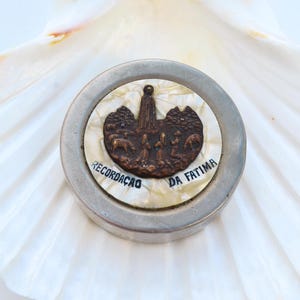Porta rosario antico religioso in bronzo e madreperla su metallo, porta pillole vintage della Madonna di Fatima, piccolo contenitore per gioielli cattolico