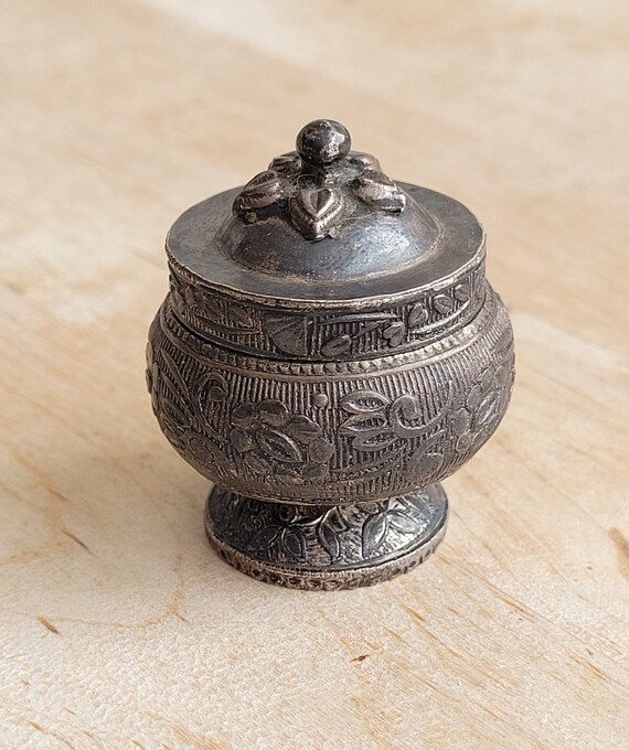 アールヌーボー800シルバーピルボックス：アンティークゴシック調の
