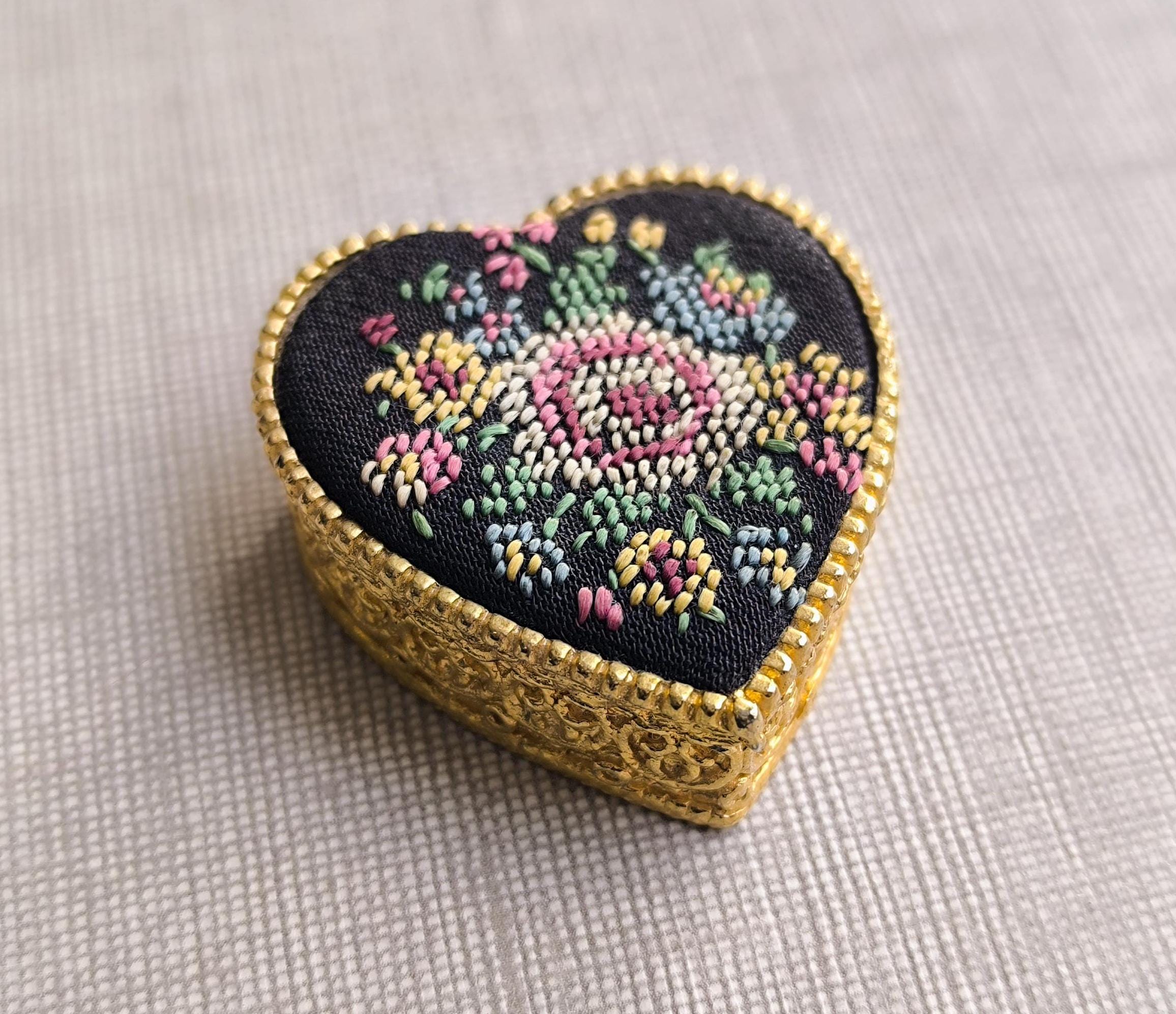 ヴィンテージハートピルボックス：花柄刺繍、ゴールドトーンの