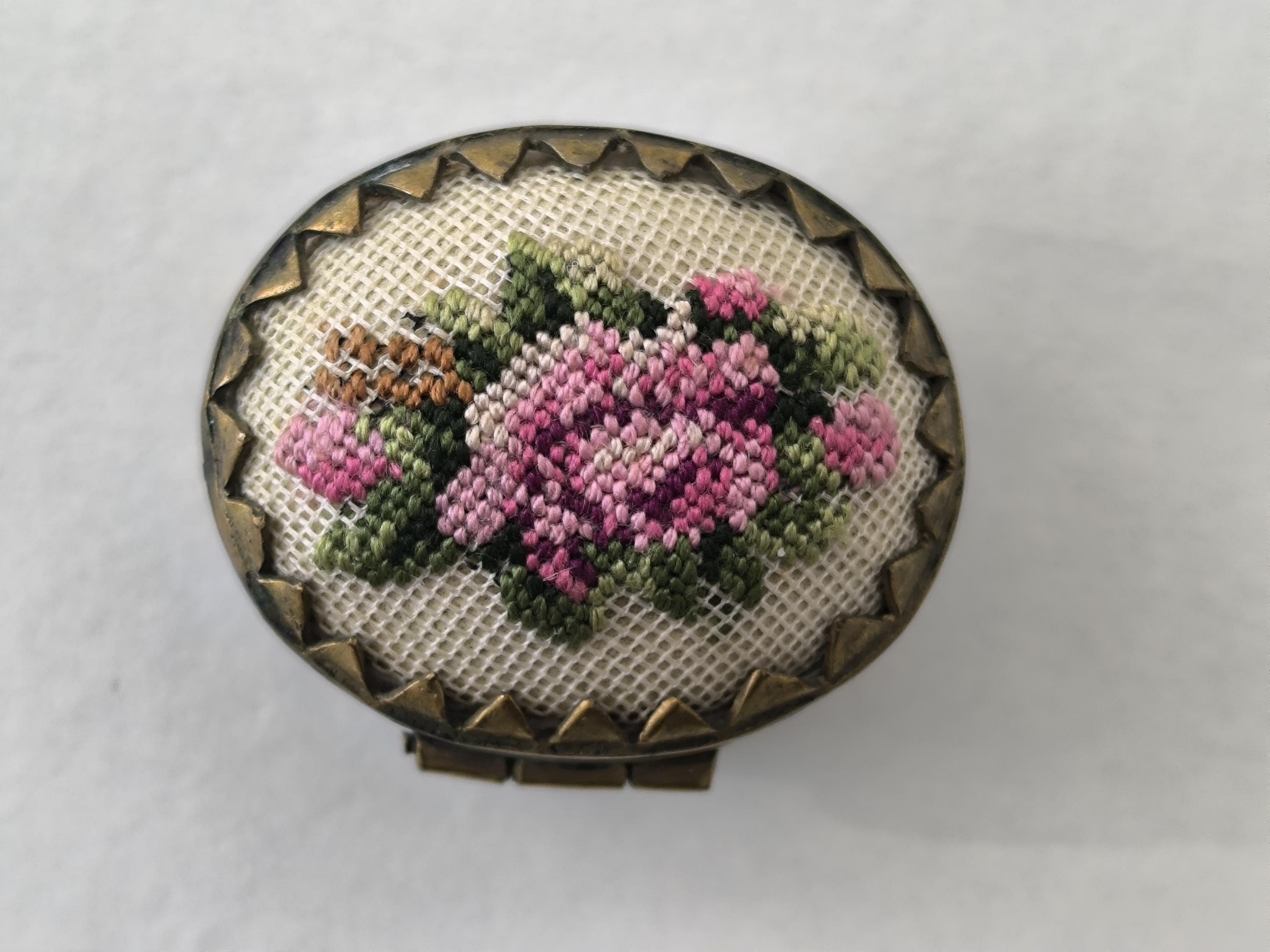 ヴィンテージ七宝焼きピルボックス：ブルーエナメルの花刺繍ミニ 