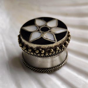 Pastillero con forma de flor de nácar, minicaja de rapé de metal redonda vintage, soporte para medicamentos, pequeño contenedor de joyas, decoración del hogar bohemia