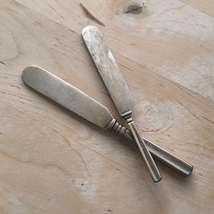 2 Mini facas de manteiga antigas, par de facas de mesa Art Déco, abridor de cartas pequeno banhado a prata dos anos 1940, talheres colecionáveis