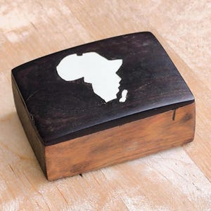 Joyero de madera africana – Joyero tallado a mano de los años 70 con incrustaciones de un mapa de África – Decoración rústica vintage de colección étnica