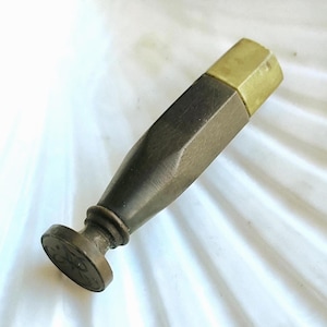 Timbro antico con sigillo in ceralacca con monogramma MS, strumento da scrivania vintage in baquelite e ottone, accessorio per la scrittura, sigillo con iniziali SM, cancelleria da collezione