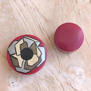 Pair of Bakelite Pill Boxes – 1940s Red Snuff Box, Vintage Mini Screw Top Containers