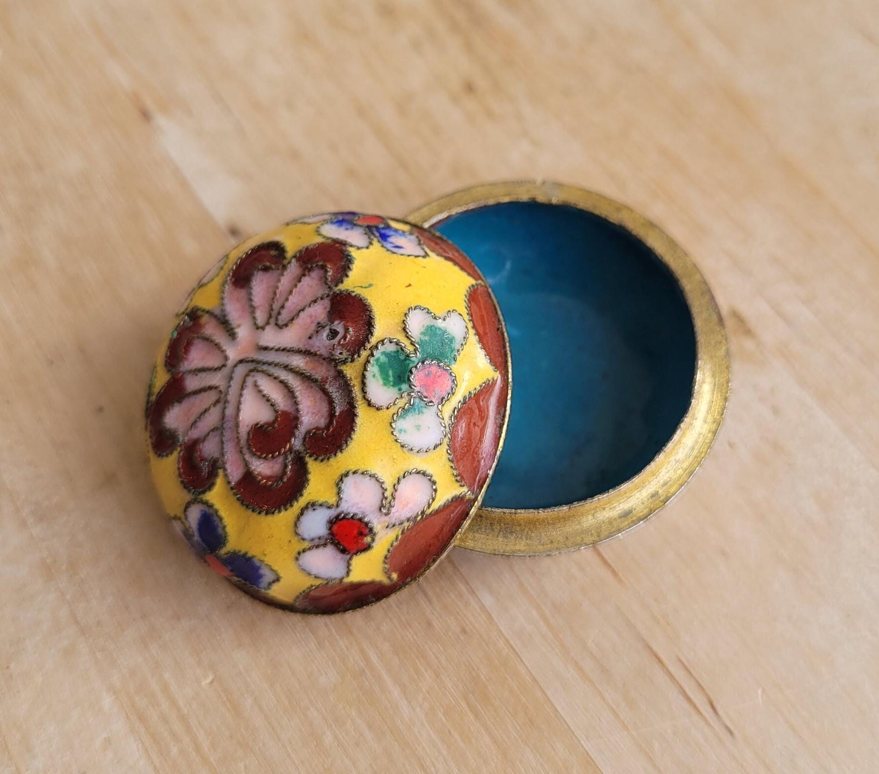 ヴィンテージの中国製七宝焼きピルボックス：黄色の花模様のエナメル製