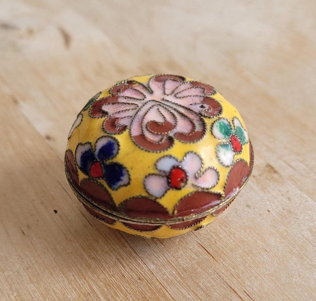 ヴィンテージの中国製七宝焼きピルボックス：黄色の花模様の