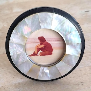 Vintage round mother of pearl picture frame – small tabletop photo frame decor