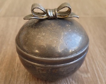 Caja de baratijas vintage plateada con lazo