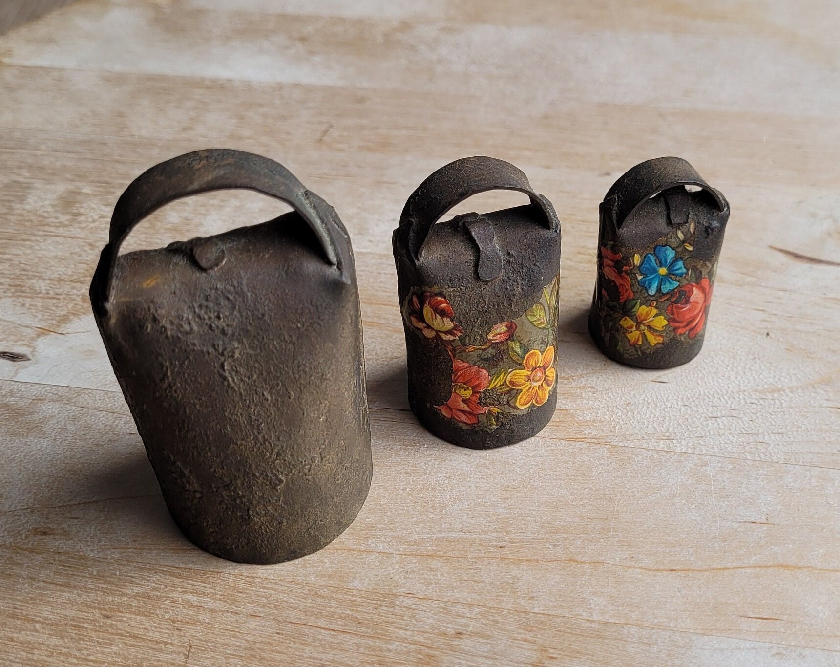 Juego de cencerros florales vintage: minicampanas rústicas de cobre y latón