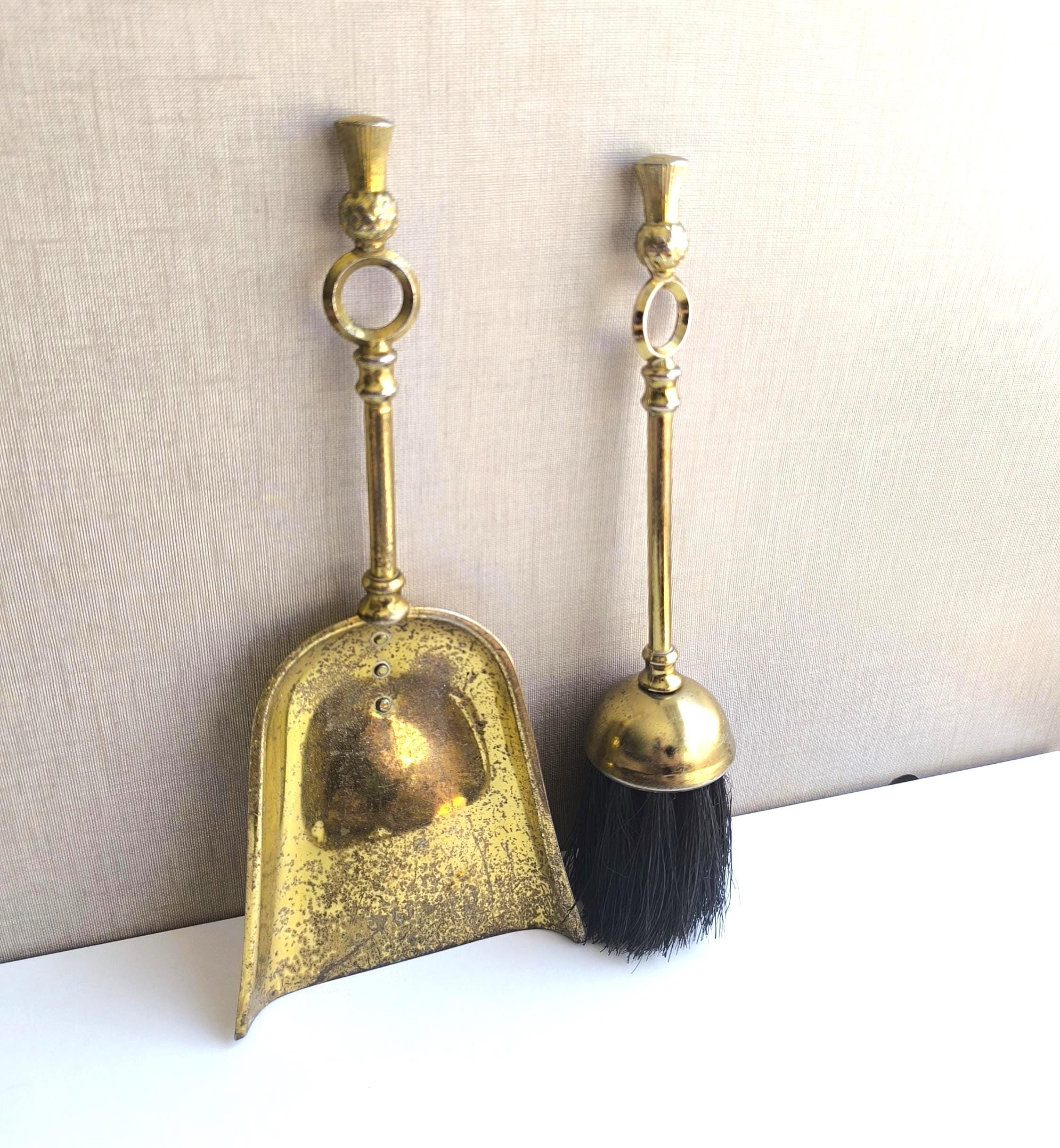 Vintage Dust Pan & Broom Set – Gold Metal Wall Hanging Pan and Brush – Aged Patina, 1980s Cleaning Tool, Decorative Utility Set