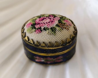 Vintage pillendoosje cloisonné: blauw geëmailleerde minicontainer met bloemenborduursel