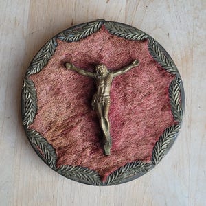 Antique Brass Crucifix on Velvet Plaque, Jesus on a round display to hang, religious wall hanging, collectible catholic decor