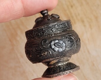 アールヌーボー800シルバーピルボックス：アンティークゴシック調の