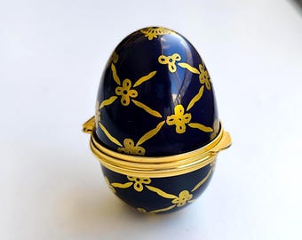 Vintage Staffordshire geëmailleerd ei-snuisterijdoosje: blauw en goud decor