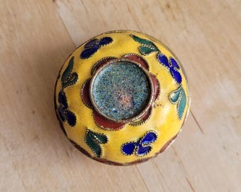 ヴィンテージの中国製七宝焼きピルボックス：黄色の花模様の