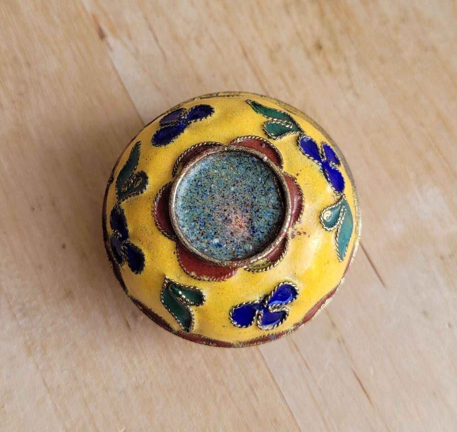 ヴィンテージの中国製七宝焼きピルボックス：黄色の花模様のエナメル製