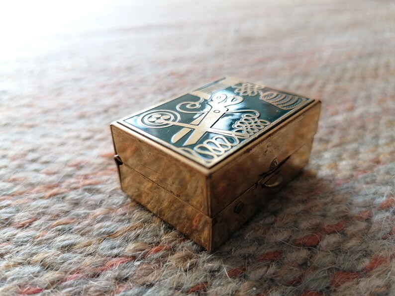 Containing a small golden Thimble and sewing threads small metal box Sewing Case Small sewing kit box travel kit sewing vintage sewing