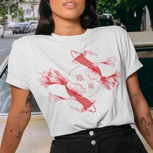 Abbigliamento da strada giapponese, t-shirt Yinyang, pesce Koi, camicia estetica, maglietta giapponese, opera d&#39;arte giapponese, camicia di fortuna, vestiti estetici, calligrafia