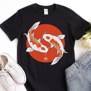 Camicia koi fish, street wear giapponese, tee Yinyang, estetica, t shirt giapponese, opera d&#39;arte giapponese, camicia di fortuna, vestiti estetici, calligrafia