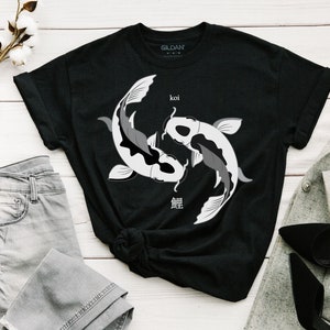 Camicia koi fish, street wear giapponese, tee Yinyang, estetica, t shirt giapponese, opera d&#39;arte giapponese, camicia di fortuna, vestiti estetici, calligrafia