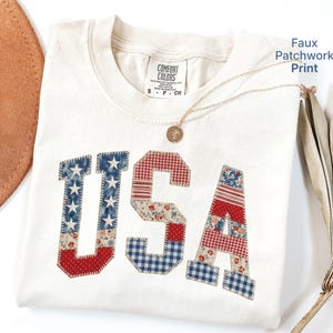 Pode incluir: Um conjunto de três canecas de cerâmica com acabamento fosco e salpicado. As canecas são em tons de creme, cinza claro e cinza escuro. Cada caneca tem um design simples e minimalista, ideal para café ou chá.