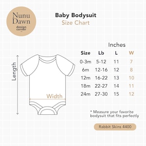 Op de afbeelding: Een maattabel voor baby-rompers met metingen in inches en ponden. De tabel toont de maat, lengte, breedte en gewichtsbereik voor elke maat. De tabel is gelabeld "Baby Bodysuit Size Chart".