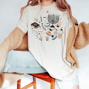 ハヌカ エレメント シャツ ハッピー ハヌカ シャツ ハヌカ Tシャツ ハヌカ パジャマ セーター ハヌカ シャツ ハヌカ シャツ レディース シャツ חנוכה
