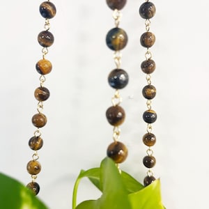 タイガーアイの本物の半貴石を使ったプラントハンガー、長さ21.5インチ（鉢や植物は含まれません）。マクラメよりも楽しいですよ :)