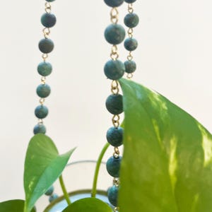 マットなアフリカンターコイズグリーンの本物の半貴石を使用したプラントハンガー、長さ21.5インチ（鉢や植物は含まれません）。マクラメよりも楽しいですよ :)