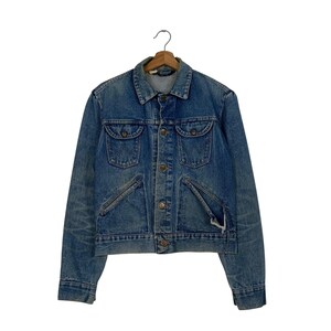 Op de afbeelding: Een vintage blauwe denim jas met knoopsluiting en twee borstzakken.