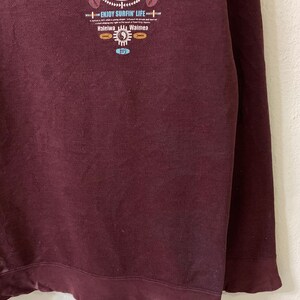 Puede incluir: Sudadera color burdeos con un estampado gr&aacute;fico de un s&iacute;mbolo yin yang con el texto "T.G.I. Fridays Hawaii" y "Enjoy Surfin' Life" con las ubicaciones "Haleiwa" y "Waimea".