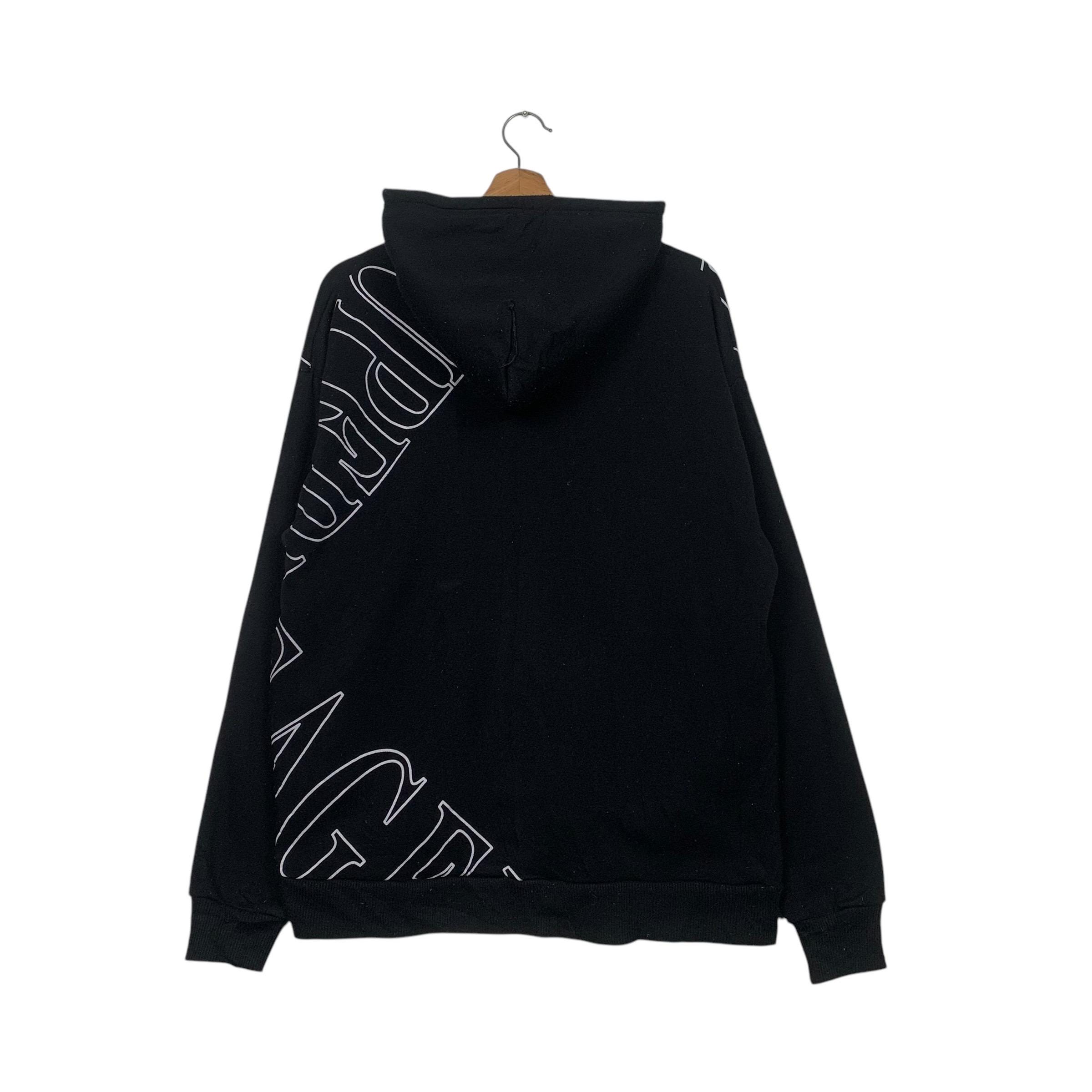 juemi MACCIU TYPO SWEAT ブラック Jamie wearing our Jacquemus The Typo Hoodie In Black. Now £195