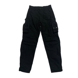 Puede incluir: Pantalón cargo negro con múltiples bolsillos y cierre de cremallera.